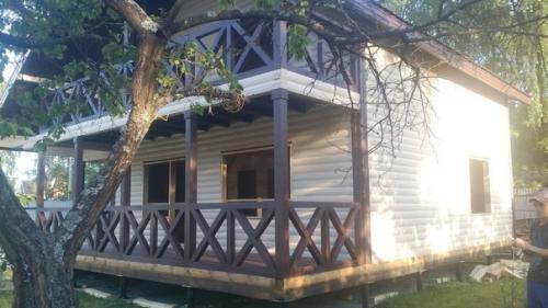 Коттедж площадью 168 м кв, размер дома 10 х 8 в два этажа с просторной террасой и балконом. 04