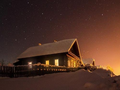 Помню, приезжаешь из города в деревню к бабушке. 06
