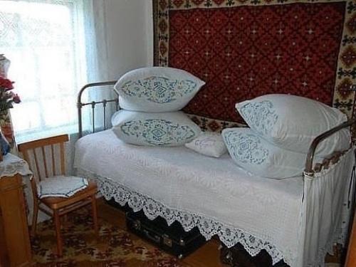 Помню, приезжаешь из города в деревню к бабушке.