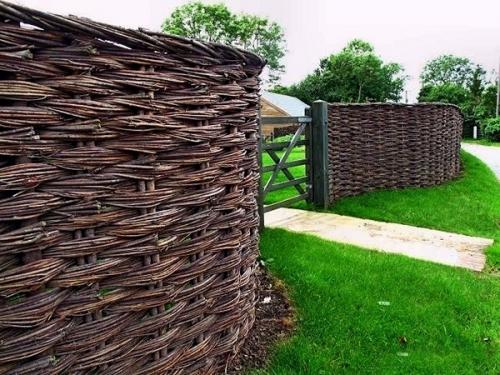 Плетень - самая старая русская деталь декора приусадебного участка. 06