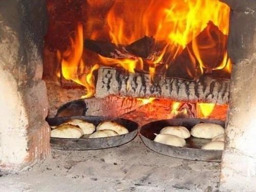 Помню, приезжаешь из города в деревню к бабушке. 01