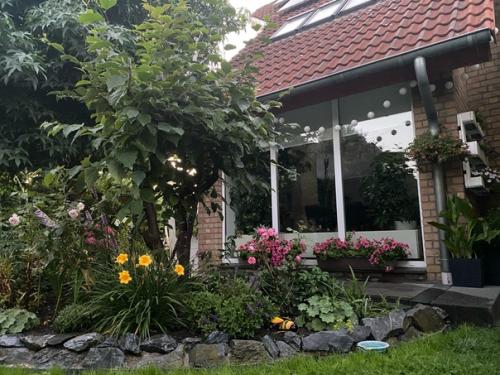 Купили дом.  Сад был, но запущен. 03