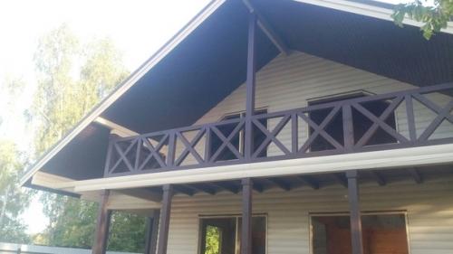 Коттедж площадью 168 м кв, размер дома 10 х 8 в два этажа с просторной террасой и балконом. 02