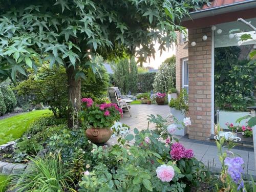 Купили дом.  Сад был, но запущен. 08