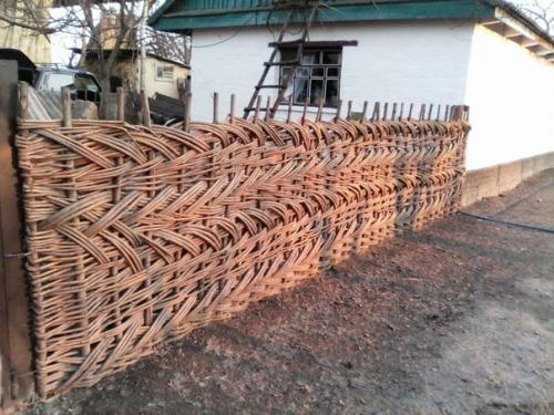 Плетень - самая старая русская деталь декора приусадебного участка. 01