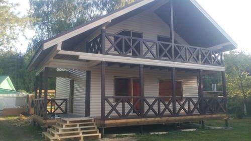 Коттедж площадью 168 м кв, размер дома 10 х 8 в два этажа с просторной террасой и балконом. 01