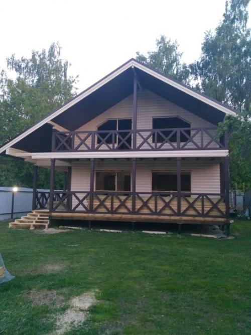 Коттедж площадью 168 м кв, размер дома 10 х 8 в два этажа с просторной террасой и балконом.