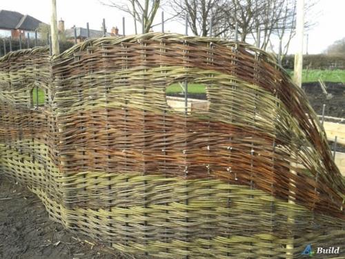 Плетень - самая старая русская деталь декора приусадебного участка.