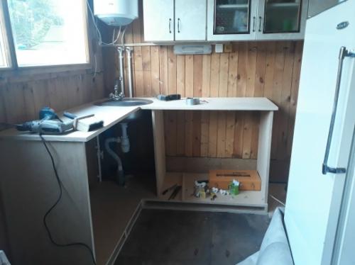 Своими руками сделал из фанеры кухню на даче. 01