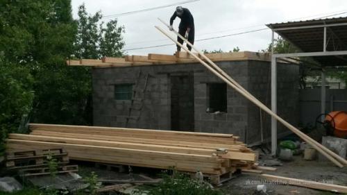 Внизу баня, наверху - жилое пространство, нам так удобно, на даче. 02