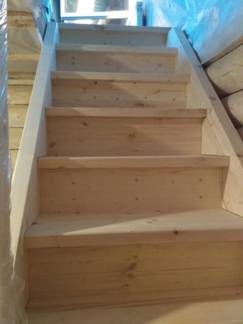 Лестница в мансарду дачного дома. 01