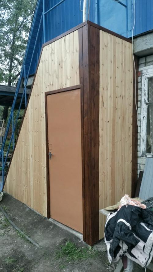 Смастерил вот такой встроенный сарай со стеллажами. 05