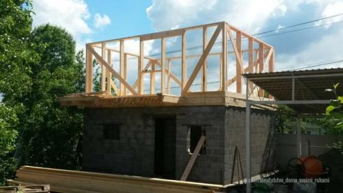 Внизу баня, наверху - жилое пространство, нам так удобно, на даче. 03