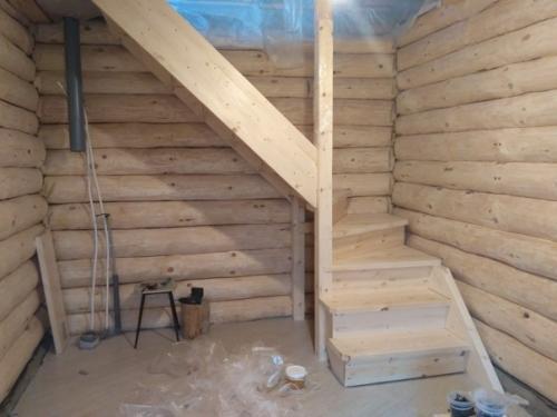 Лестница в мансарду дачного дома. 02