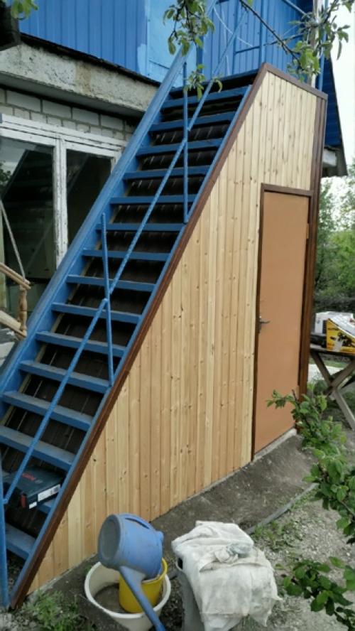 Смастерил вот такой встроенный сарай со стеллажами. 07