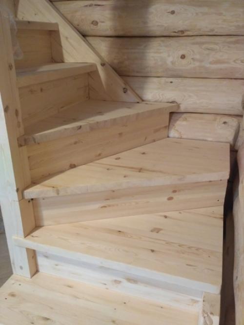 Лестница в мансарду дачного дома.