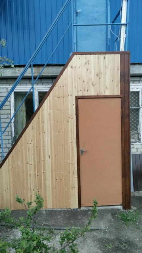 Смастерил вот такой встроенный сарай со стеллажами. 06