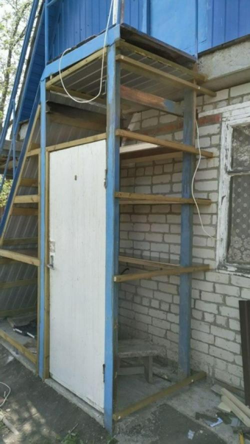 Смастерил вот такой встроенный сарай со стеллажами. 03