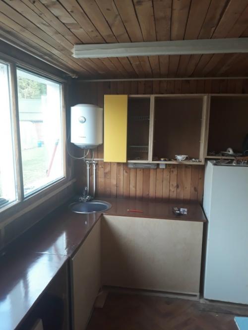 Своими руками сделал из фанеры кухню на даче. 02