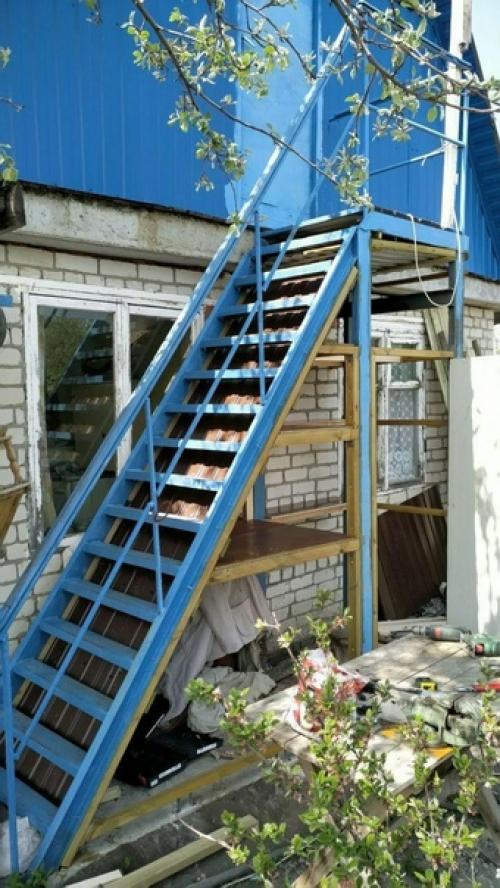 Смастерил вот такой встроенный сарай со стеллажами. 02