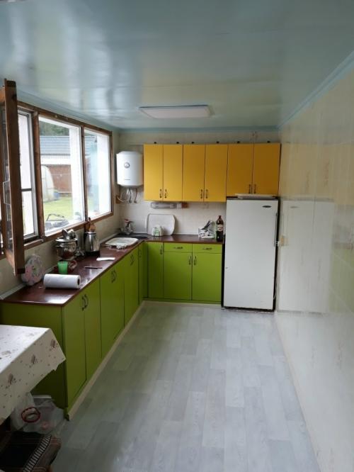 Своими руками сделал из фанеры кухню на даче.
