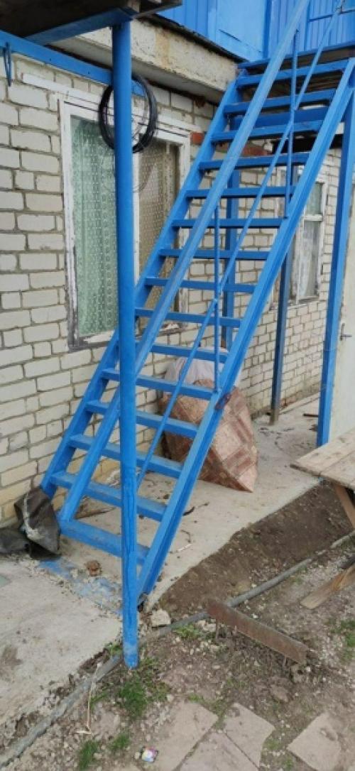 Смастерил вот такой встроенный сарай со стеллажами.