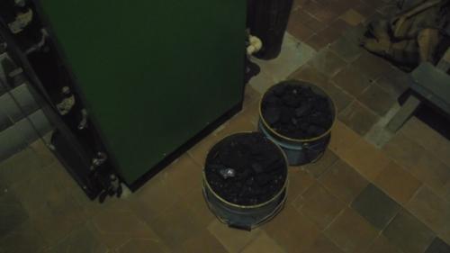 Сравнил по длительности горения уголь, брикеты и дрова. 06