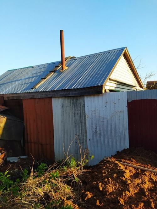 Соседи в забор курятник и баню поставили.