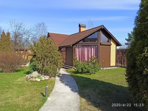 Наша беседка больше на летний домик похожа. 01