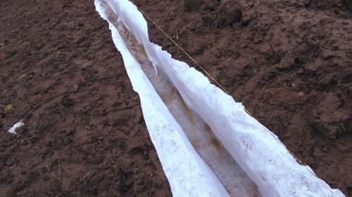 Установку теплицы из поликарбоната решил совместить с устройством дренажа участка. 02