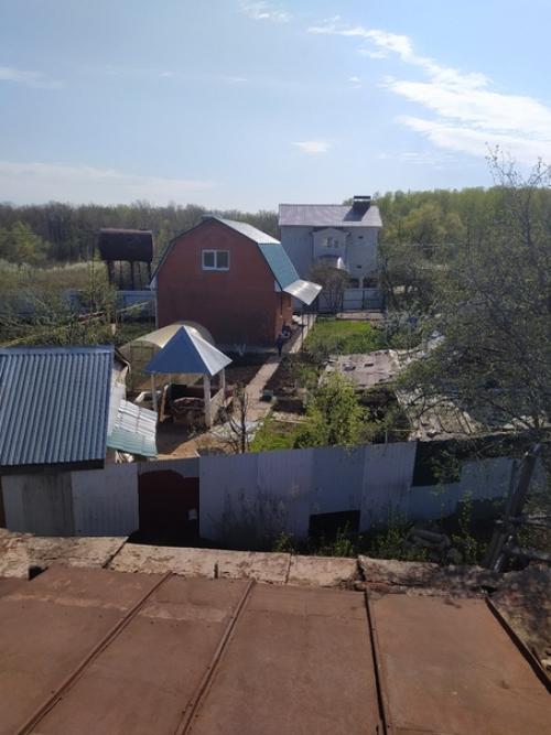 Соседи в забор курятник и баню поставили. 01