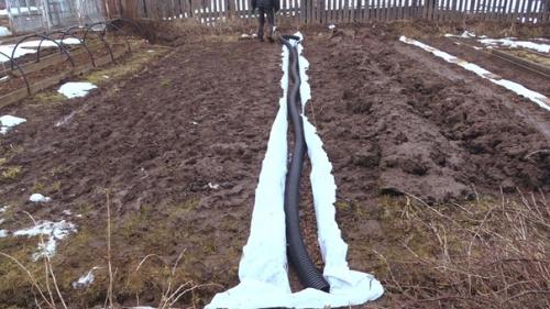 Установку теплицы из поликарбоната решил совместить с устройством дренажа участка. 04