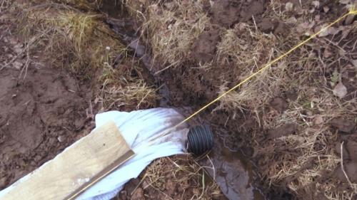 Установку теплицы из поликарбоната решил совместить с устройством дренажа участка. 07