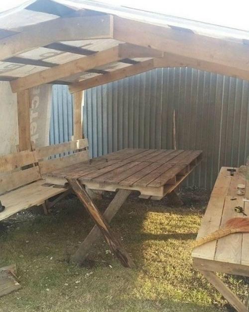 Внезапно нагрянувшие гости заставили меня спешно искать решение, так как на обстоятельный ремонт времени катастрофически не хватало. 
