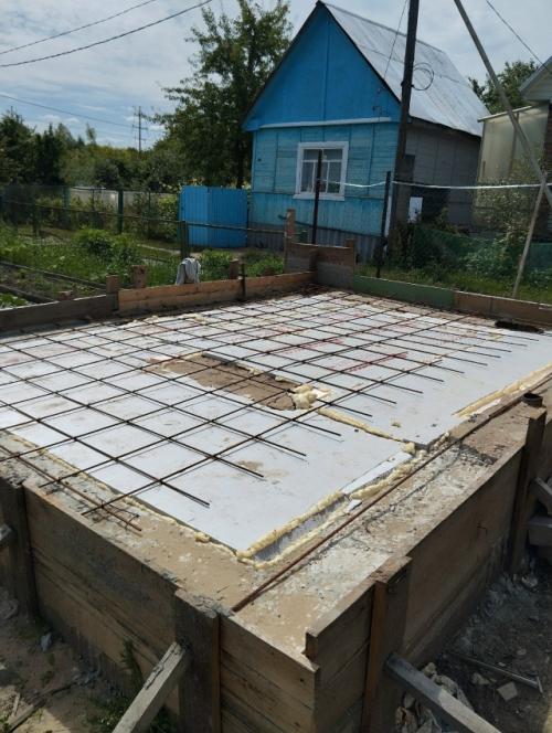 Мы приобрели участок в 350 квадратных метров с крошечным, ветхим строением, напоминающим скворечник. 02