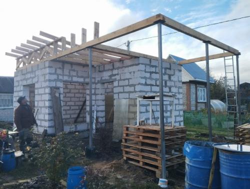 Мы приобрели участок в 350 квадратных метров с крошечным, ветхим строением, напоминающим скворечник. 07