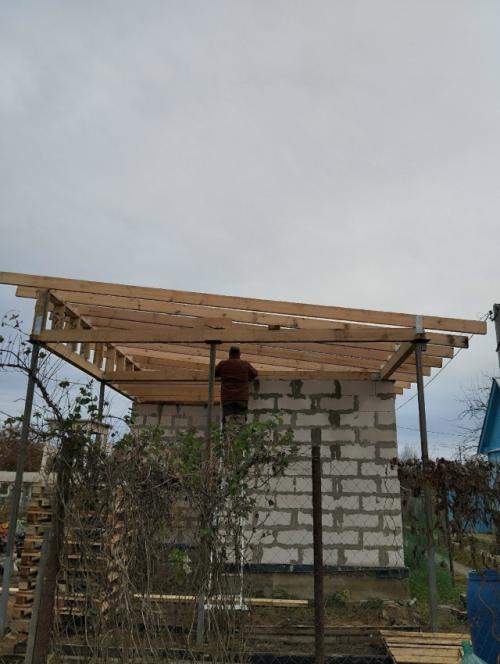 Мы приобрели участок в 350 квадратных метров с крошечным, ветхим строением, напоминающим скворечник. 08