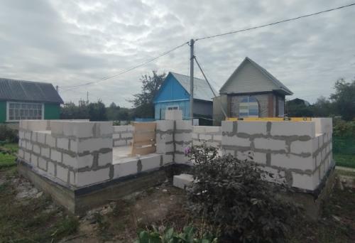 Мы приобрели участок в 350 квадратных метров с крошечным, ветхим строением, напоминающим скворечник. 04