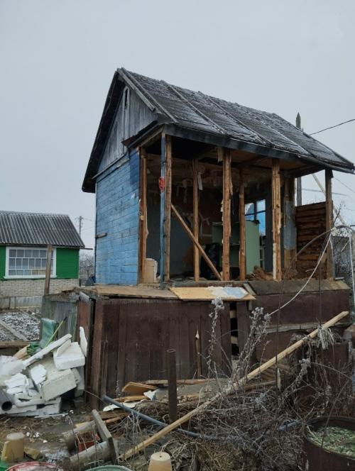 Мы приобрели участок в 350 квадратных метров с крошечным, ветхим строением, напоминающим скворечник.  