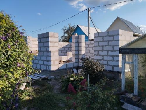 Мы приобрели участок в 350 квадратных метров с крошечным, ветхим строением, напоминающим скворечник. 05