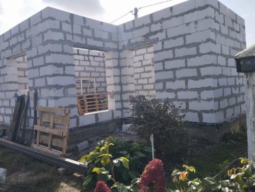 Мы приобрели участок в 350 квадратных метров с крошечным, ветхим строением, напоминающим скворечник. 06