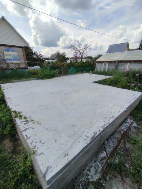 Мы приобрели участок в 350 квадратных метров с крошечным, ветхим строением, напоминающим скворечник. 03