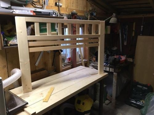 Своими руками кровать на дачу смастерил. 05