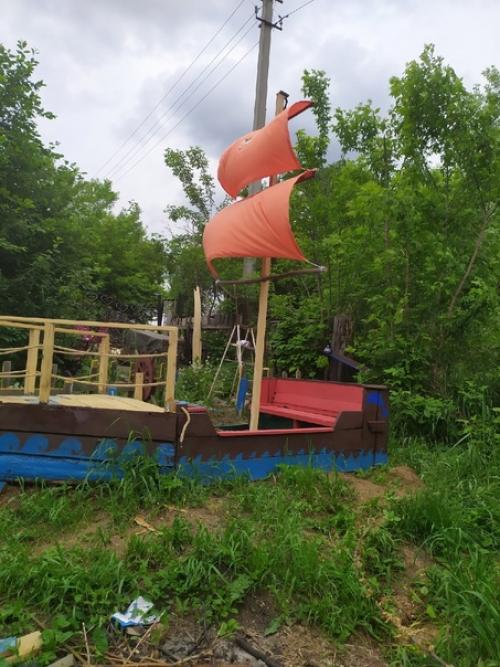 Сделала сыну песочницу - пиратский корабль, конечно с помощью мужа. 05