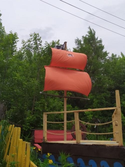 Сделала сыну песочницу - пиратский корабль, конечно с помощью мужа. 01