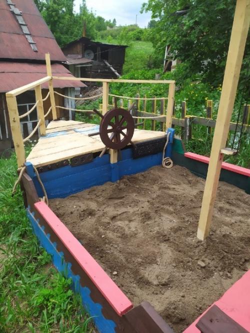 Сделала сыну песочницу - пиратский корабль, конечно с помощью мужа. 04
