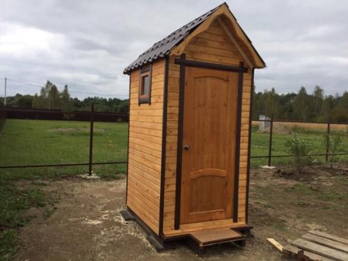 Временный туалет на даче, так как вещь весьма необходимая.