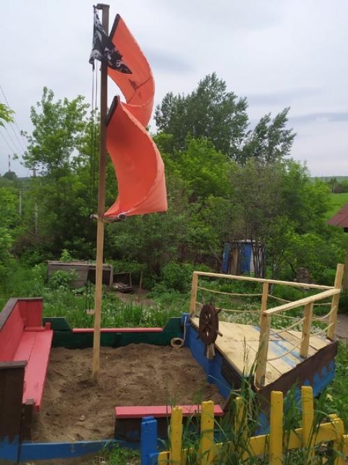 Сделала сыну песочницу - пиратский корабль, конечно с помощью мужа.