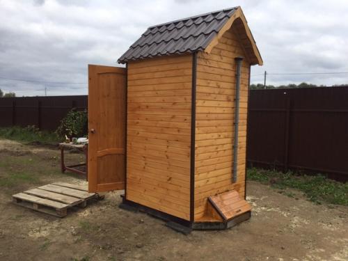 Временный туалет на даче, так как вещь весьма необходимая. 06