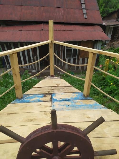 Сделала сыну песочницу - пиратский корабль, конечно с помощью мужа. 02